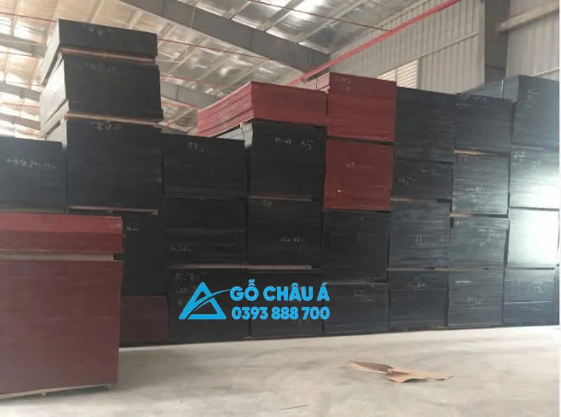 Vận chuyển gỗ dán phủ phim đến công trình nhanh chóng, an toàn