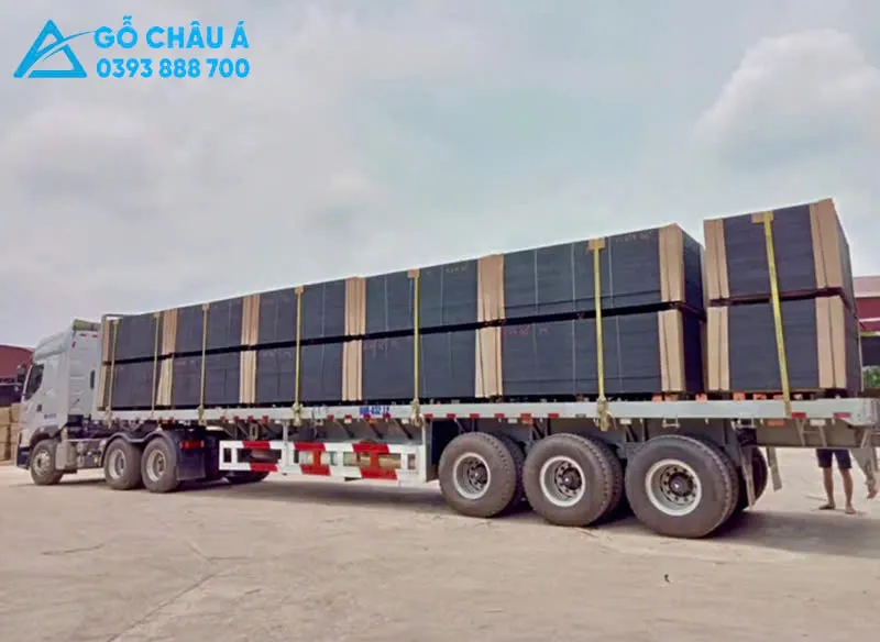 Gỗ dán phủ phim được đóng kiện sẵn sàng giao hàng tại Hà Nội