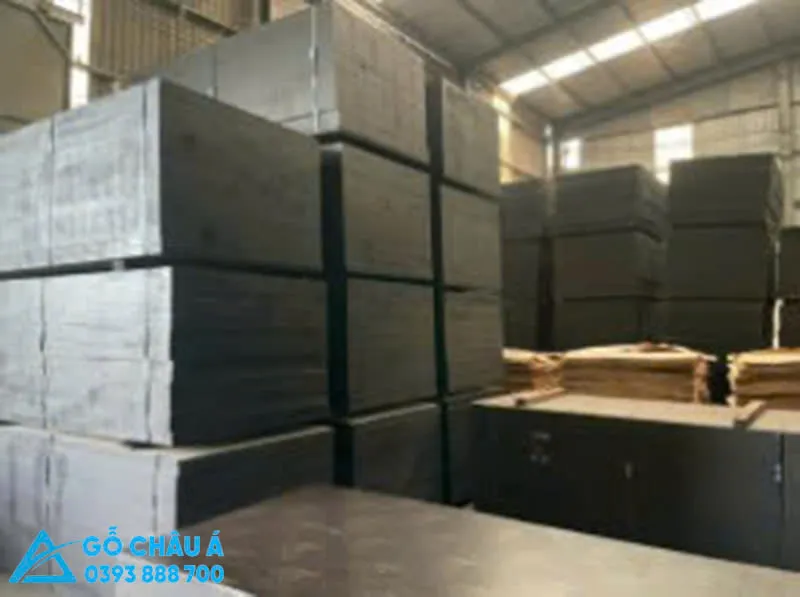 Vận chuyển gỗ dán phủ phim đến công trình nhanh chóng