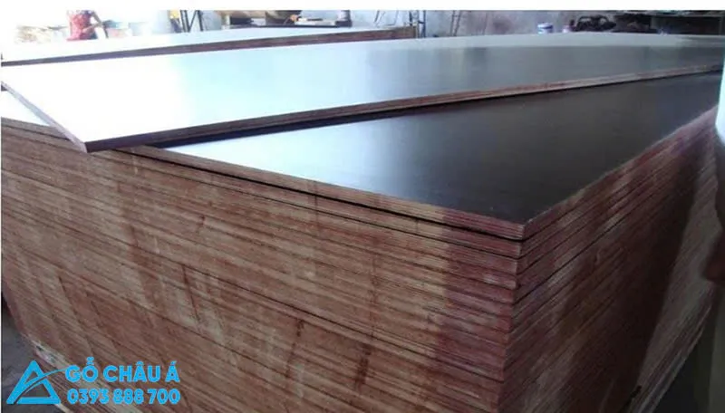 Bề mặt gỗ dán phủ phim nhẵn mịn, chống trầy xước tốt